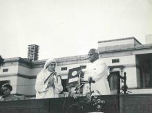 President V.V. Giri presenting award for International Understanding to Mother Teresa