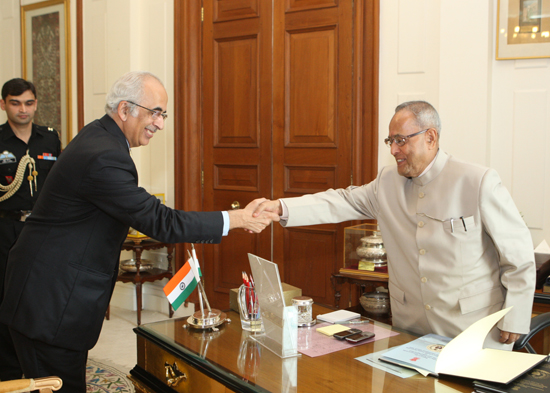 Shri Ashok Chawla, Chairman, Competition Commission of India calling on the President of India, Shri Pranab Mukherjee at Rashtrapati Bhavan in New Delhi on August 21, 2012.