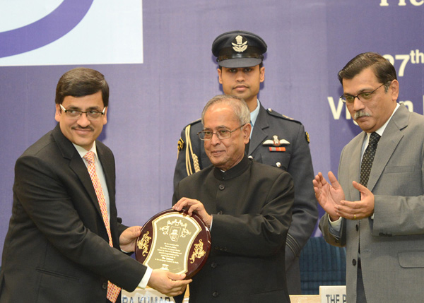 The President of India, Shri Pranab Mukherjee while presenting a Commemorative Plaque to founding members of Indian Newspaper Society (INS) at the inauguration of the Platinum Jubilee celebrations of the Indian Newspaper Society (INS) at Vigyan Bhavan in 