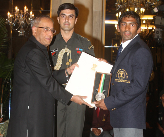 The President of India, Shri Pranab Mukherjee presenting the Rajiv Gandhi Khel Ratna Award for the year 2012 to Wrestler and Olympic medallist, Shri Yogeshwar Dutt at Rashtrapati Bhavan on August 29, 2012