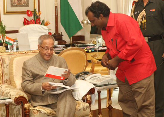 A delegation of Cartoonists from various news papers based on Delhi called on the President of India, Shri Pranab Mukherjee at the Rashtrapati Bhavan in New Delhi September 1, 2012.