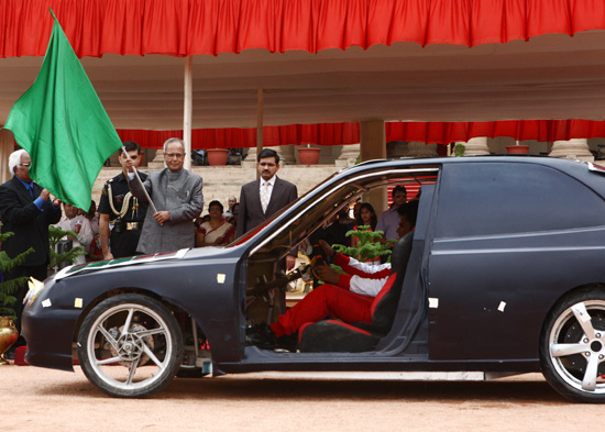 The President of India, Shri Pranab Mukherjee flagging off the Delhi Technological University Solar Passenger Car at the Forecourt of Rashtrapati Bhavan on September 4, 2012.