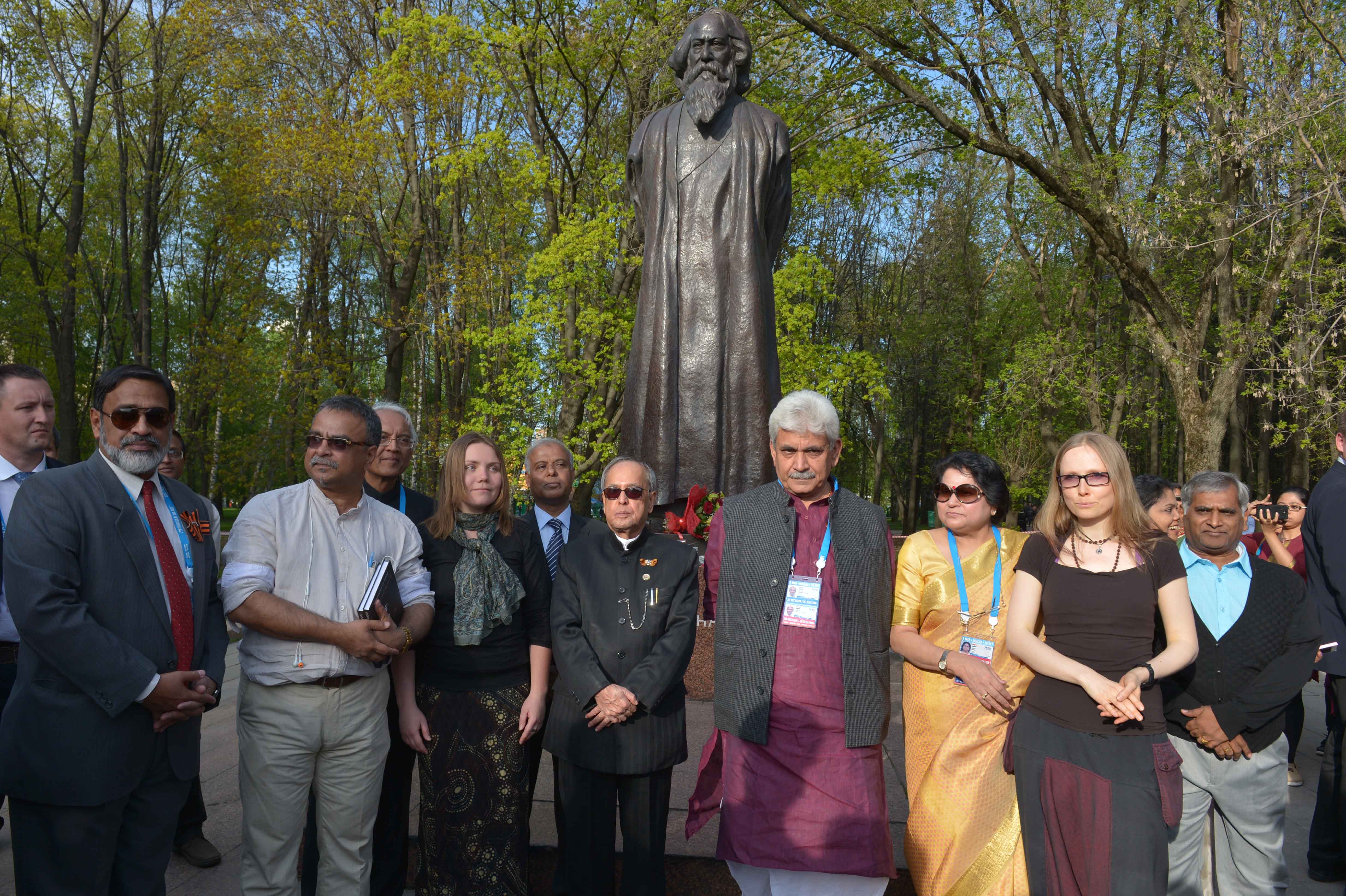 The President of India, Shri Pranab Mukherjee with the Russian Indologists and Indians staying in Russia while paying floral tributes at the statue of Shri Rabindranath Tagore on his 154th Birth Anniversary at Moscow in Russia on May 9, 2015.