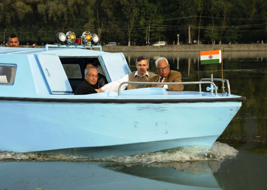 The President of India, Shri Pranab Mukherjee reviewing the Dal Lake Conservation Project through a Boat Ride at Srinagar in Jammu and Kashmir on September 27, 2012. He accompanied by the Governor of Jammu and Kashmir, Shri N.N. Vohra and the Chief Minist