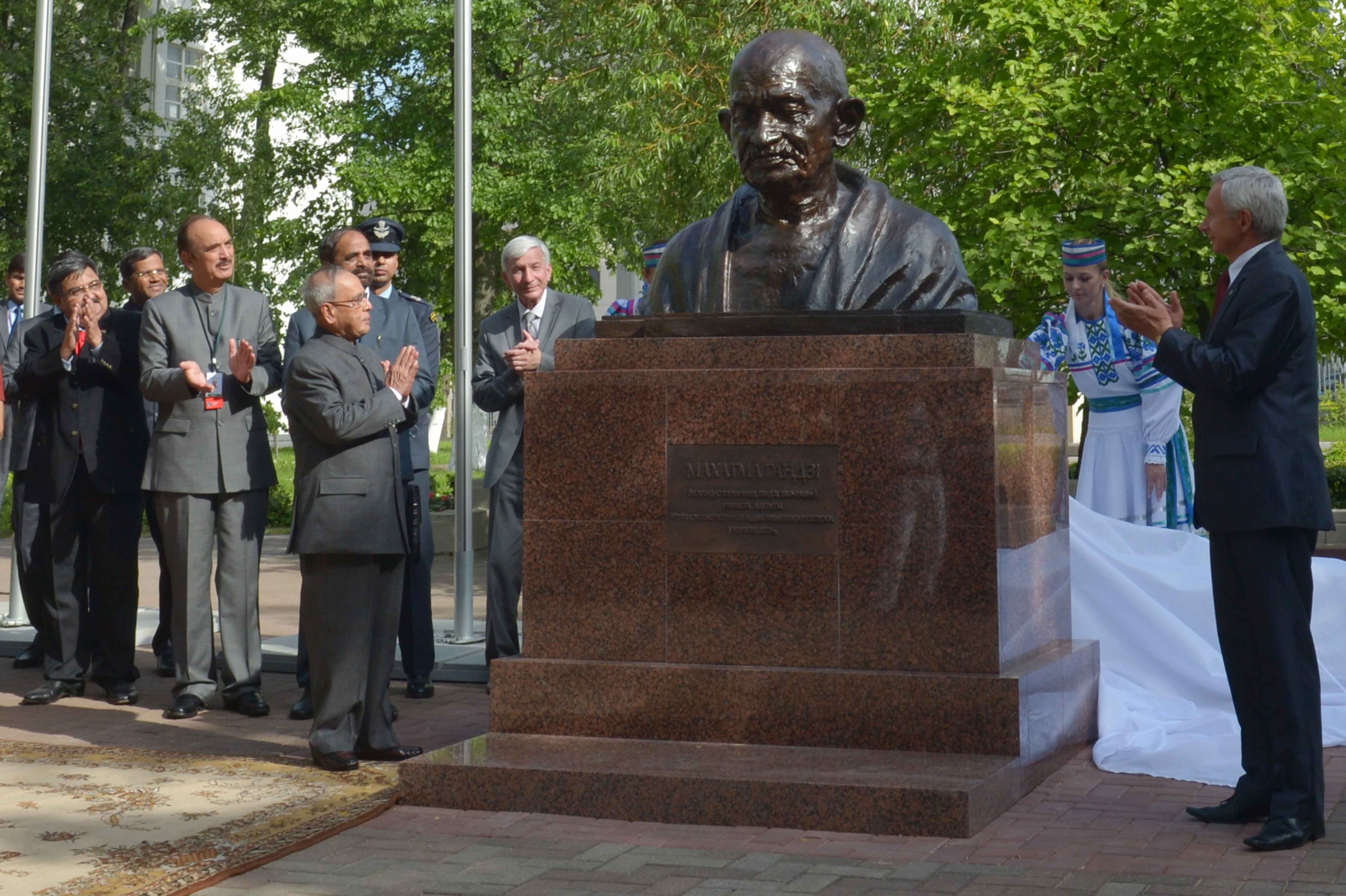 The President of India, Shri Pranab Mukherjee unveiling the Bust of Mahatma Gandhi at Belarusian State University at Minsk in Belarus on June 03, 2015.