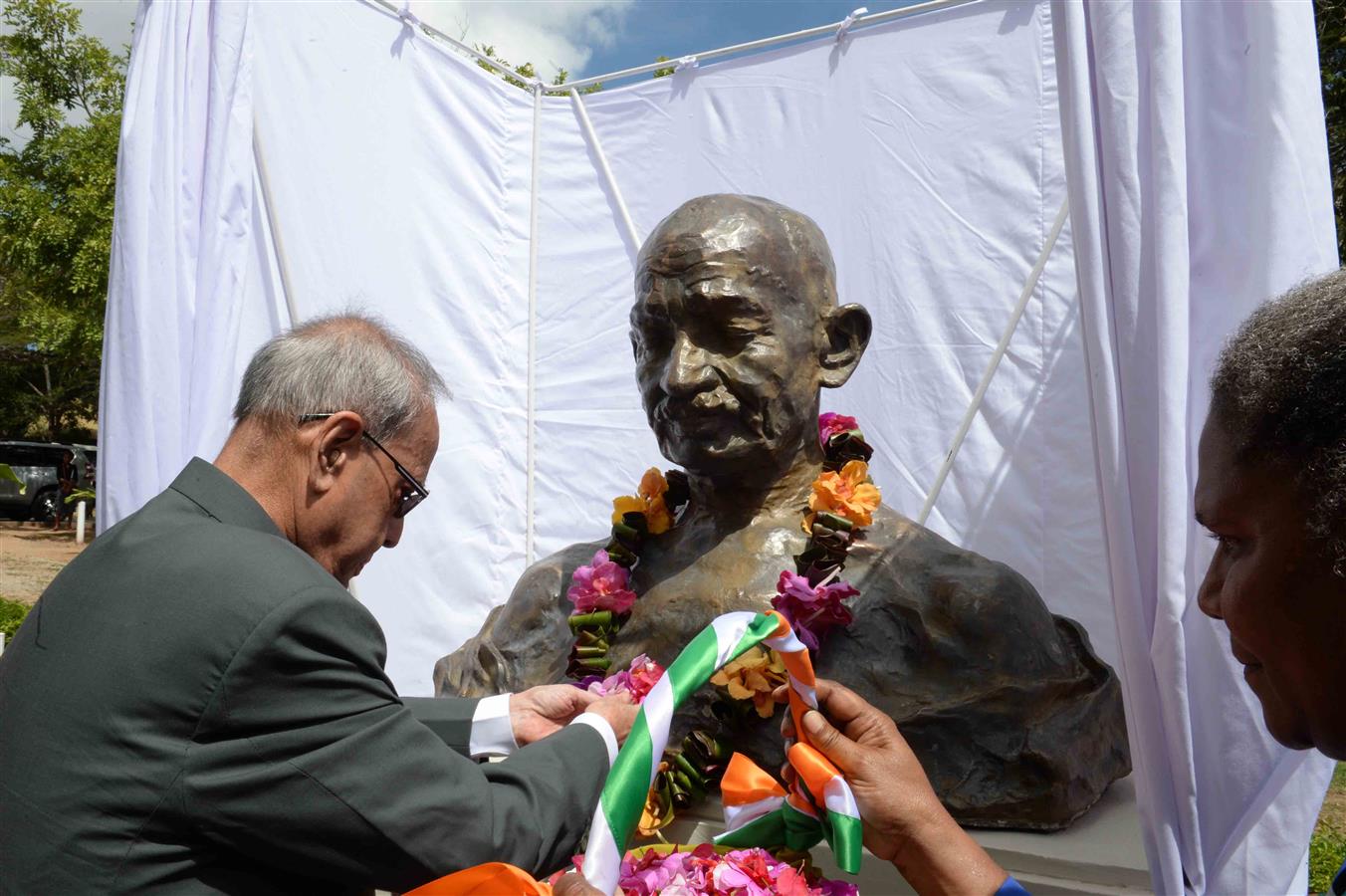 The President of India, Shri Pranab Mukherjee paying floral tributes on the statue of Mahatma Gandhi during his visit to University of Papa New Guinea (UPNG) at Port Moresby in Papua New Guinea on April 29, 2016. 