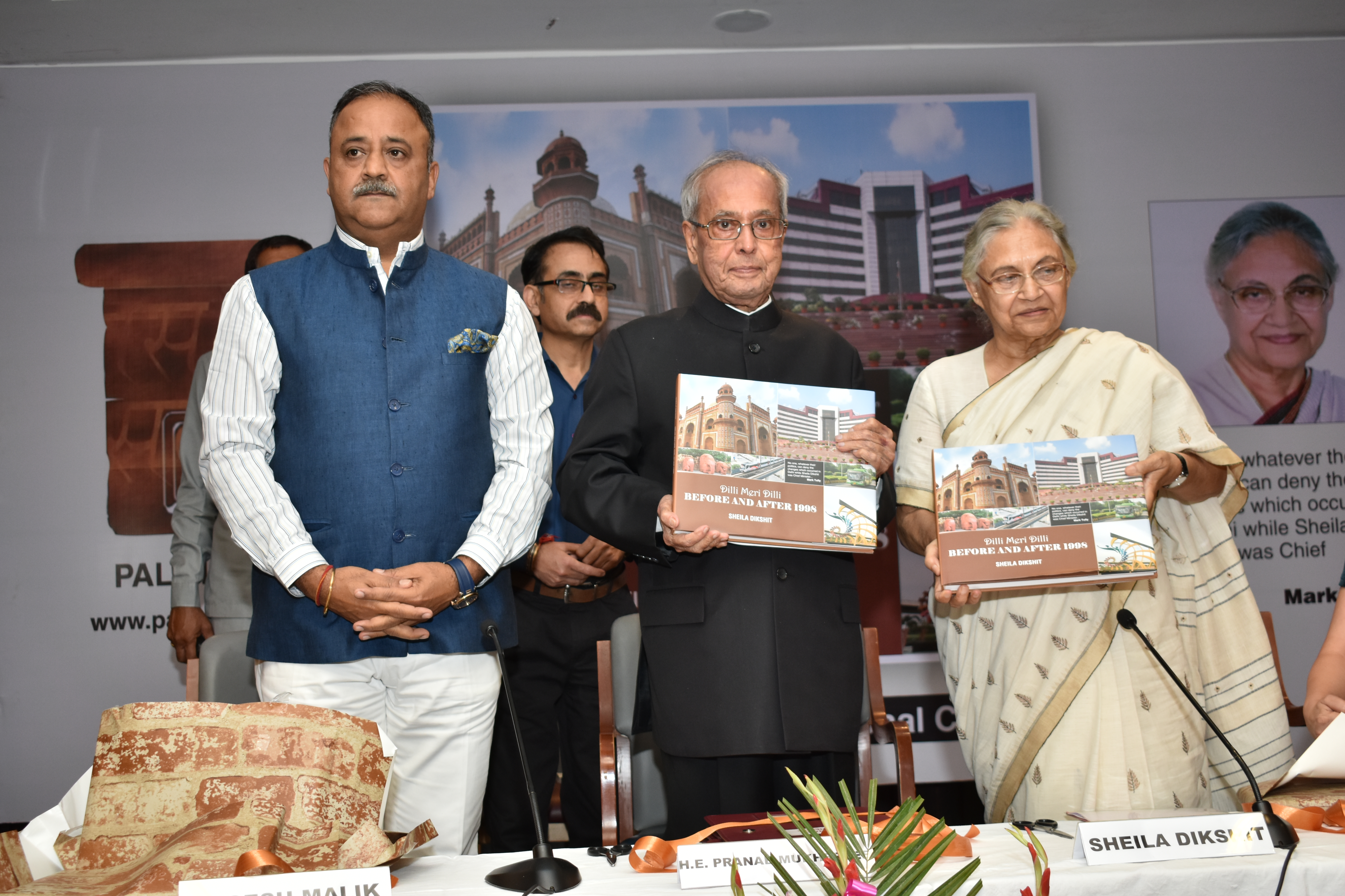 The Former President of India, Shri Pranab Mukherjee at the Launch of Smt. Sheila Dixit's book ‘DILLI MERI DILLI’ in New Delhi on March 24, 2018.