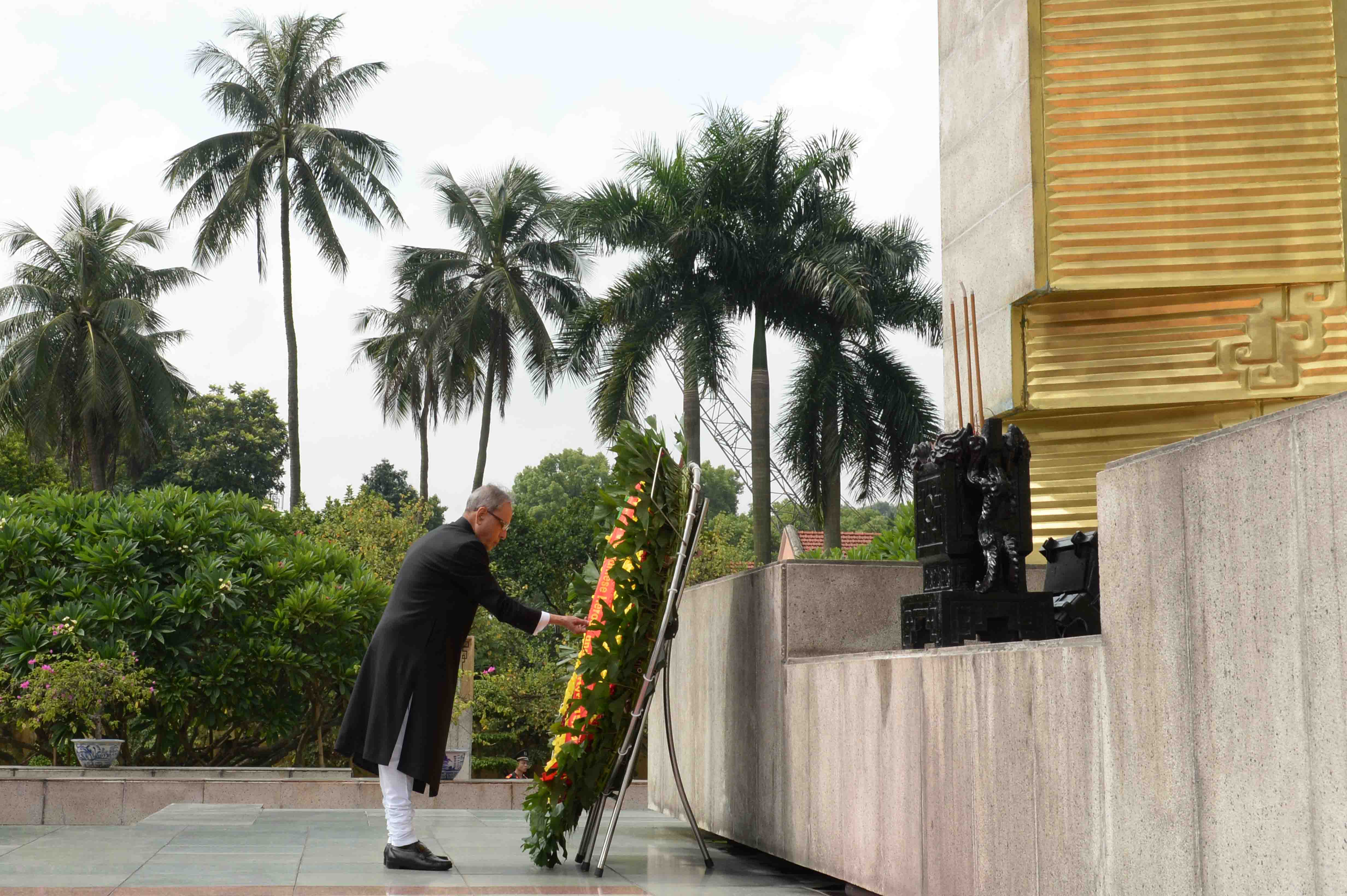 The President of India, Shri Pranab Mukherjee laying the wreath at the Monument of National Heroes and Martyrs at Hanoi in Vietnam on September 15, 2014. 