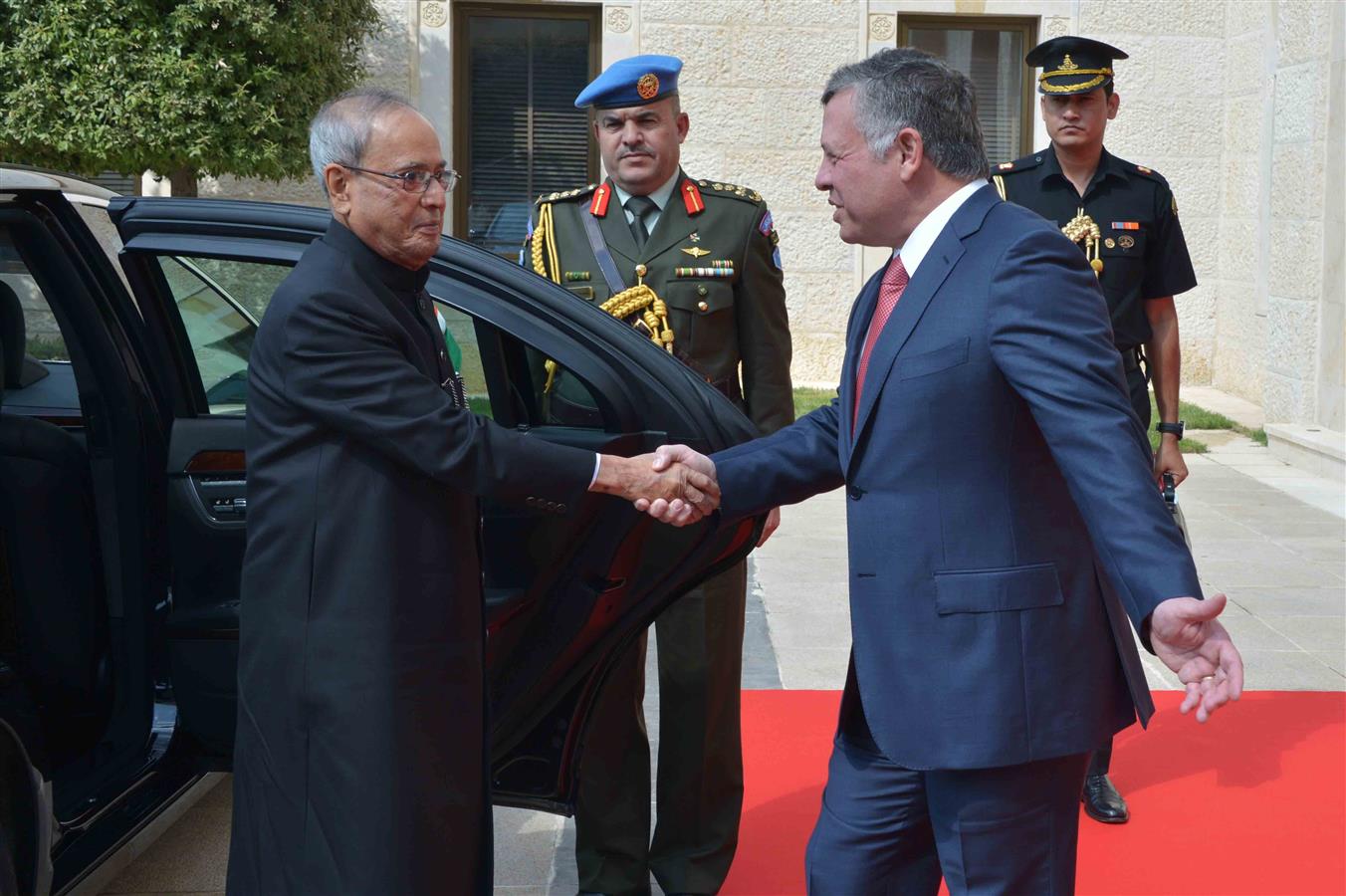 His Majesty King Abdullah of Jordan receiving the President of India, Shri Pranab Mukherjee at the Ceremonial Reception at Al Husseiniya Palace in Amman, Jordan on October 10, 2015.