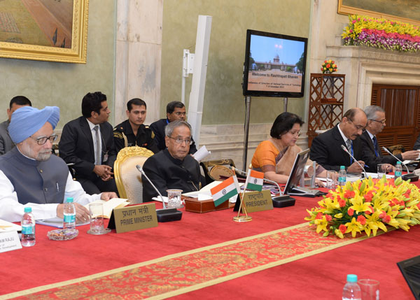The President of India, Shri Pranab Mukherjee at the Conference of Directors of National Institutes of Technology at Rashtrapati Bhavan in New Delhi on November 7, 2013. Also seen is the Prime Minister of India, Dr. Manmohan Singh.