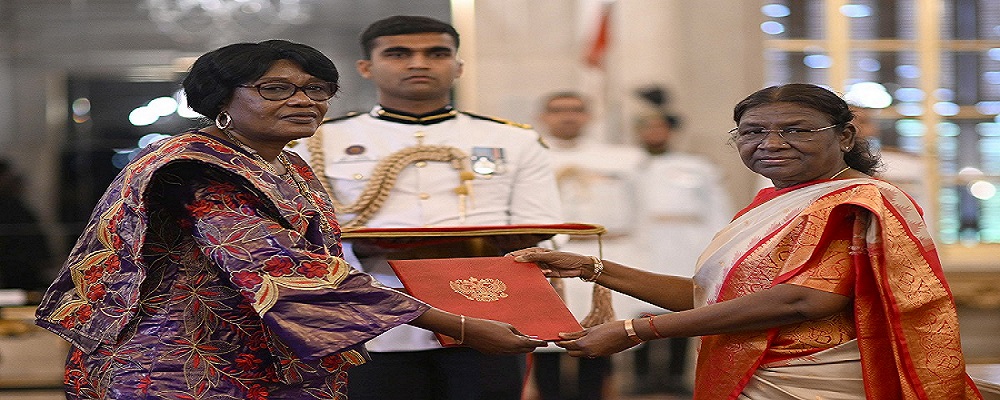 H.E. Mrs Dillah Lucienne, Ambassador of the Republic of Chad presenting credentials to the President of India, Smt Droupadi Murmu at Rashtrapati Bhavan on July 19, 2023.