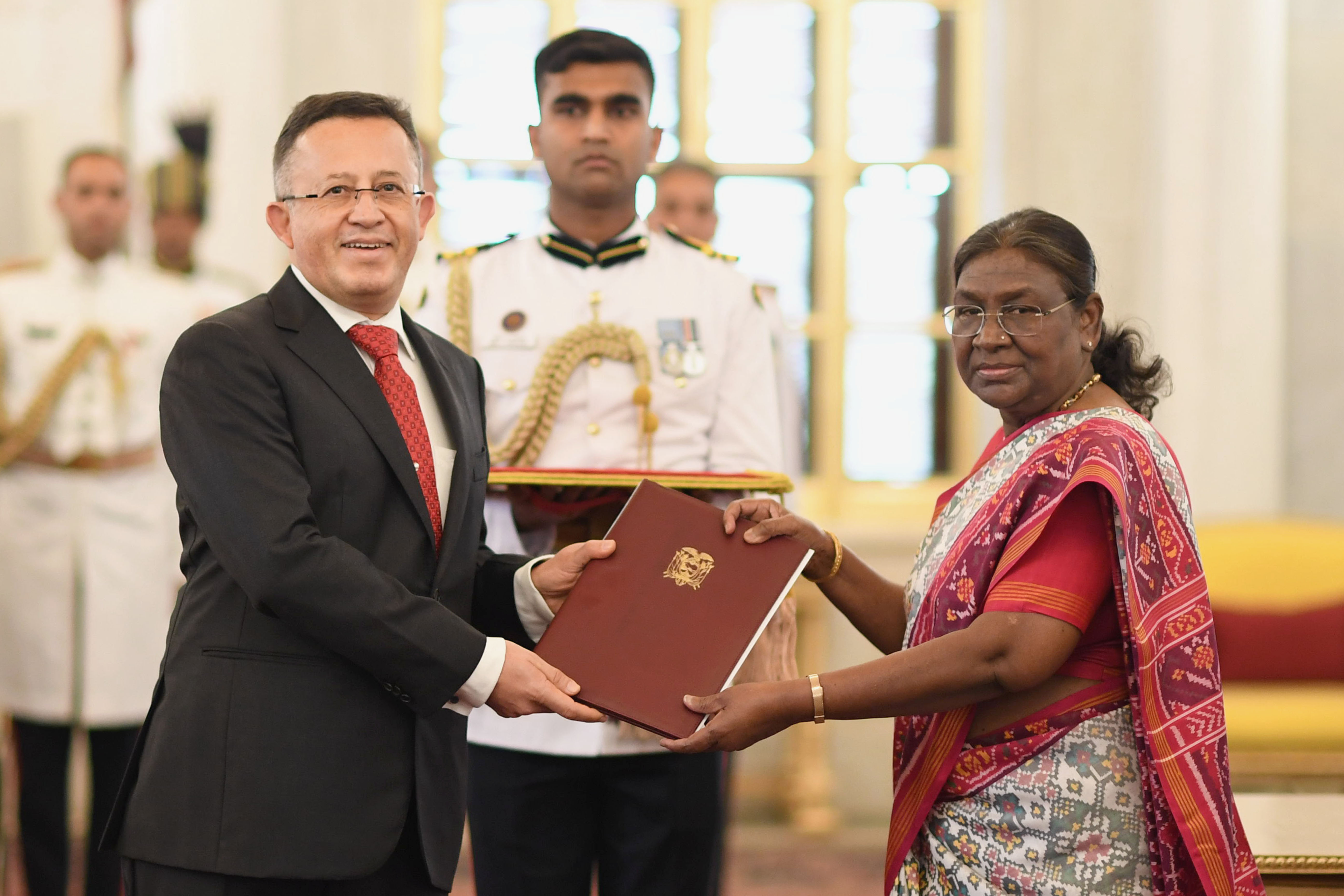 H.E. Mr Fernando Xavier Bucheli Vargas, Ambassador of the Republic of Ecuador presenting credentials to the President of India, Smt Droupadi Murmu at a ceremony held at Rashtrapati Bhavan on May 31, 2024.
