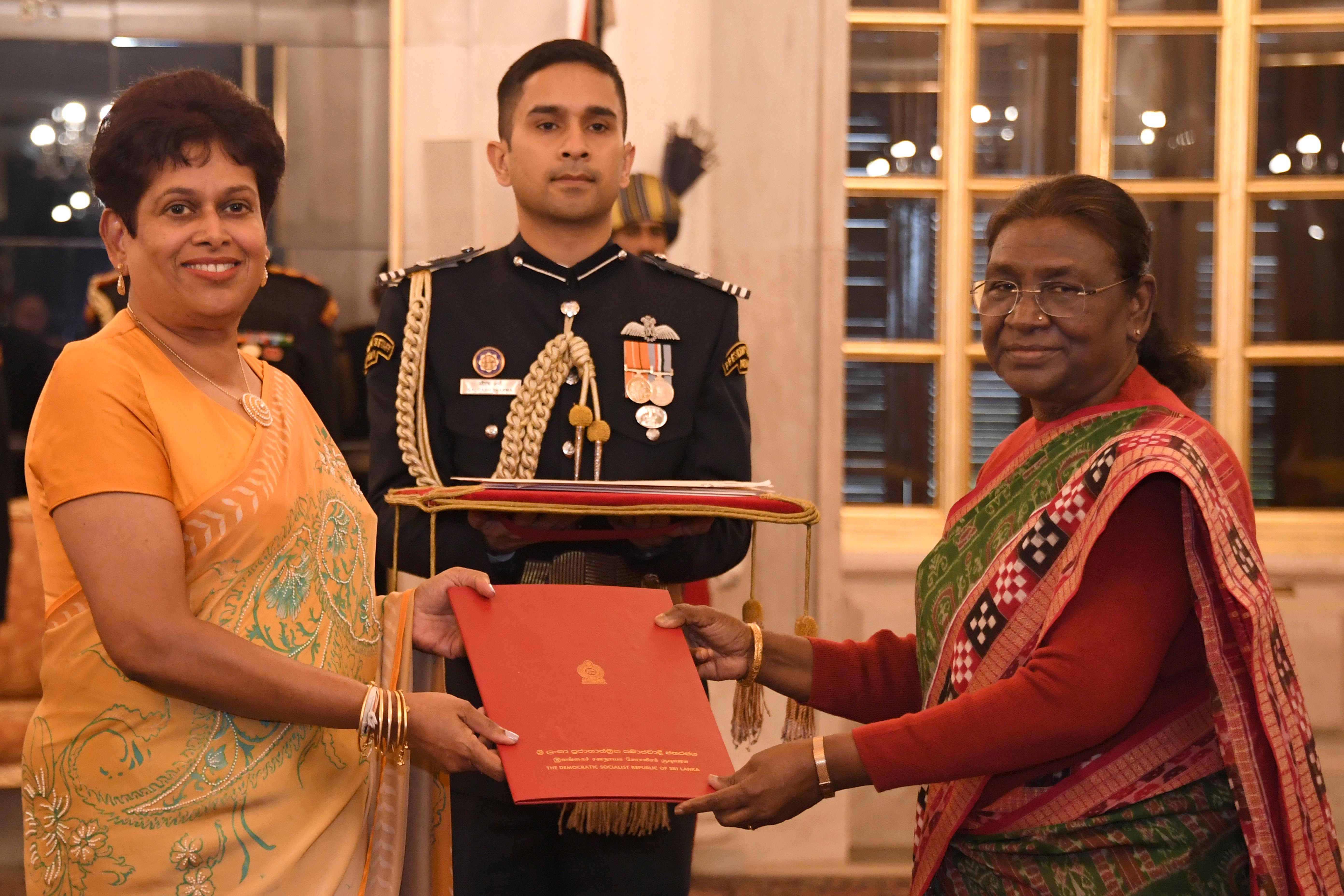 H.E. Ms Kshenuka Dhireni Senewiratne, High Commissioner of the Democratic Socialist Republic of Sri Lanka presenting credentials to the President of India, Smt Droupadi Murmu at Rashtrapati Bhavan on January 5, 2024.