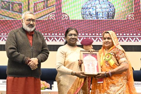 President Droupadi Murmu presents National Handicrafts Awards 2023-24 at Vigyan Bhavan, New Delhi