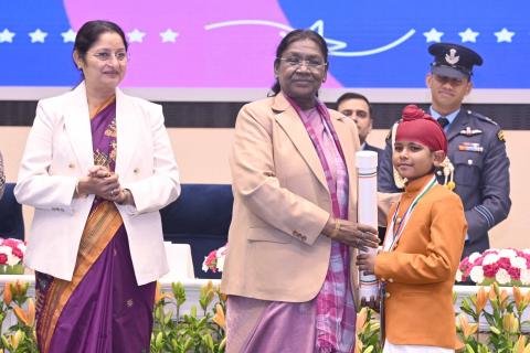 President Droupadi Murmu presents Pradhan Mantri Rashtriya Bal Puraskar at Vigyan Bhavan, New Delhi
