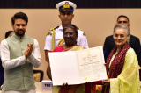 President conferring Dadasaheb Phalke Award on Ms Asha Parekh in New Delhi on September 30, 2022. 32_154584