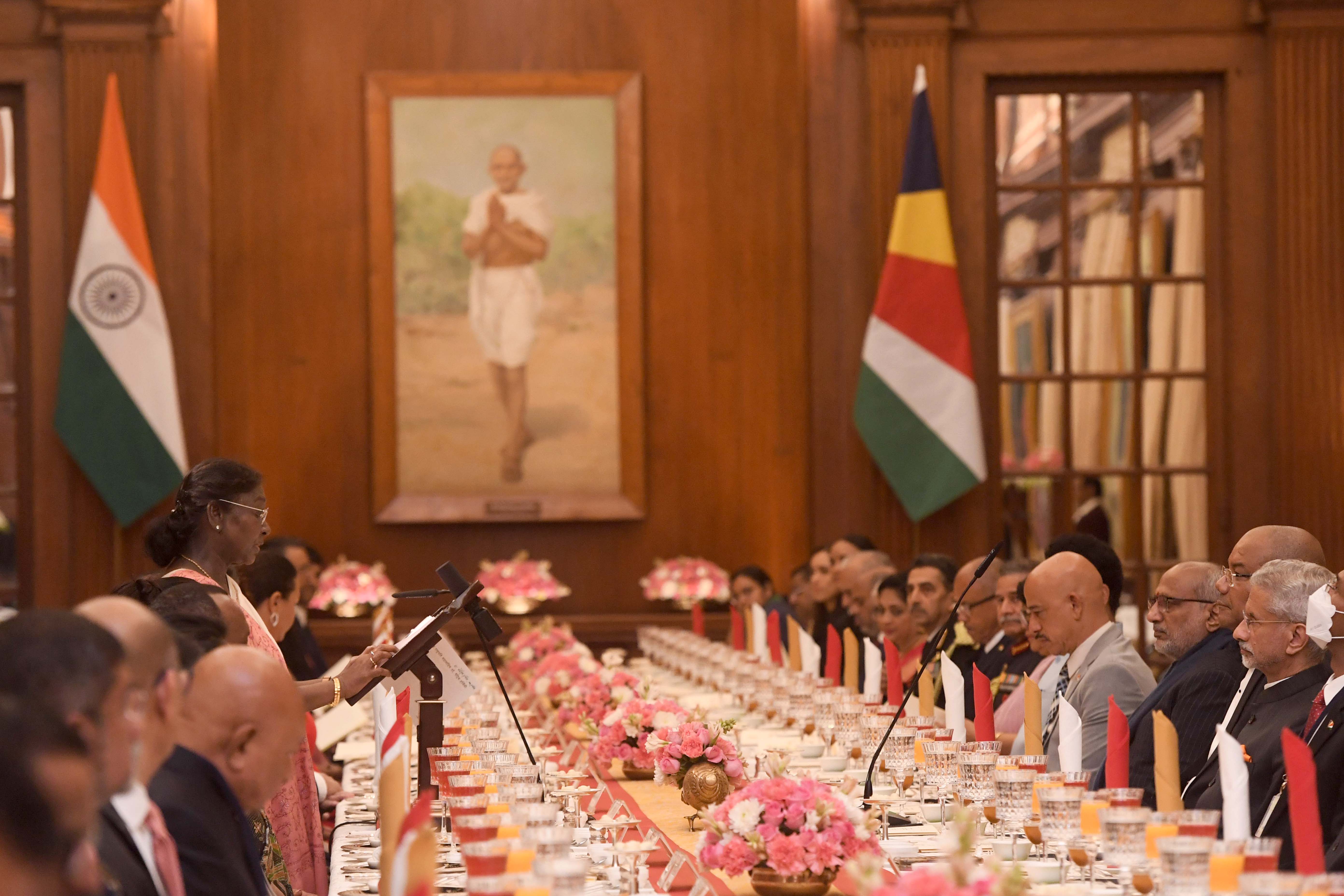 सेशेल्स गणराज्य के राष्ट्रपति महामहिम डॉ. पैट्रिक हर्मिनी  के सम्मान में आयोजित भोज  में  भारत की राष्ट्रपति श्रीमती द्रौपदी मुर्मु  का अभिभाषण (HINDI)