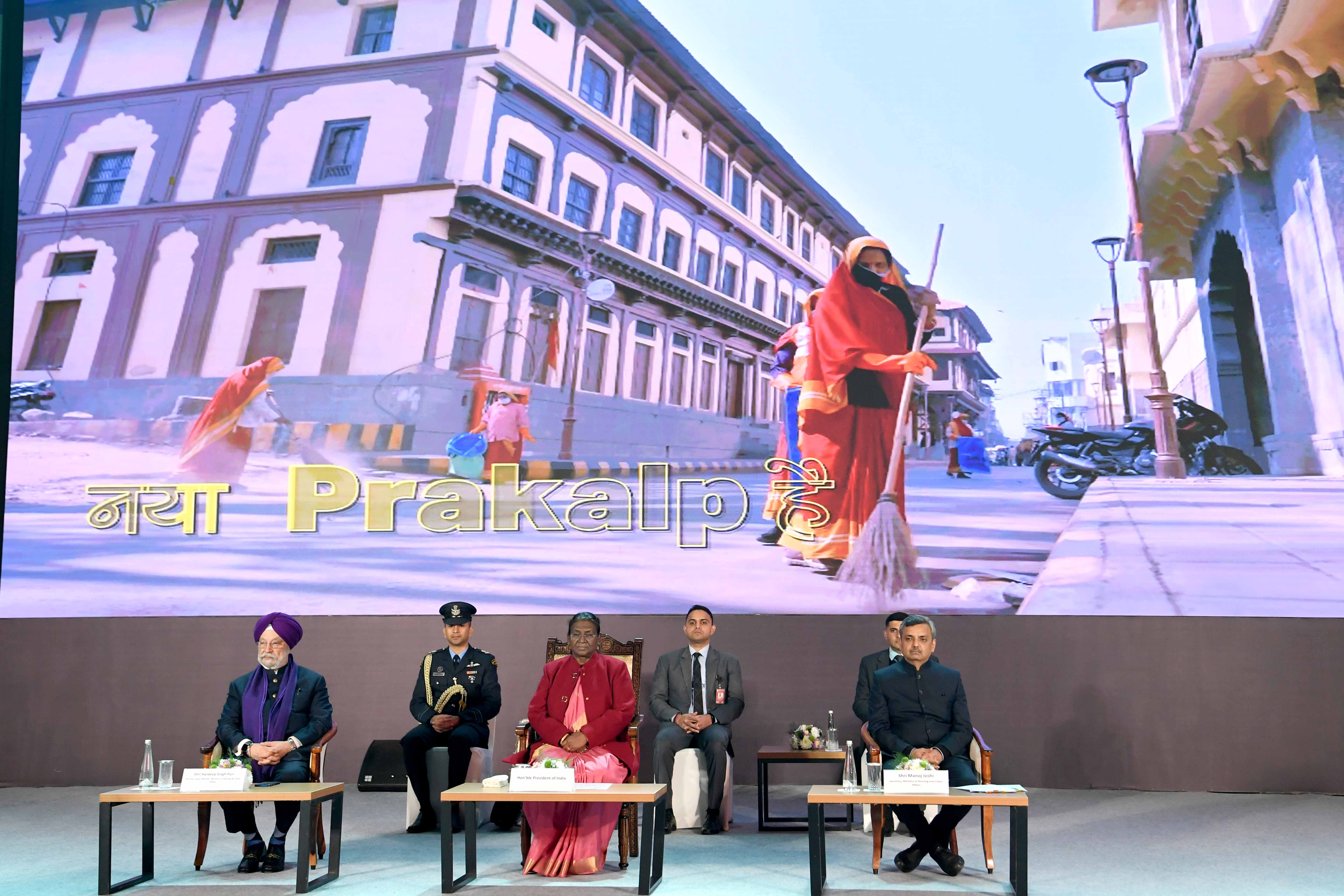 President presenting Swachh Survekshan Awards-2023 in New Delhi on 11 Jan 2024. President presenting Swachh Survekshan Awards-2023 in New Delhi on 11 Jan 2024.