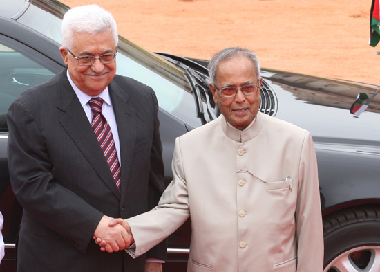 The President of India, Shri Pranab Mukherjee receiving the President of the Palestinian National Authority of the State of Palestine, H.E. Mr. Mahmoud Abbas at the Forecourt of Rashtrapati Bhavan on September 11, 2012.