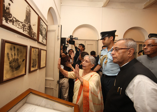 The President of India, Shri Pranab Mukherjee, going around the Netaji Research Bureau, 38/2, Lala Lajpat Rai Sarani at Kolkata in West Bengal on September 15, 2012.