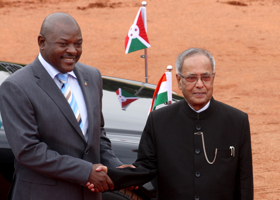The President of India, Shri Pranab Mukherjee welcoming the President of the Republic of Burundi, H.E. Mr. Pierre Nkurunziza at the Forecourt of the Rashtrapati Bhavan on September 18, 2012.