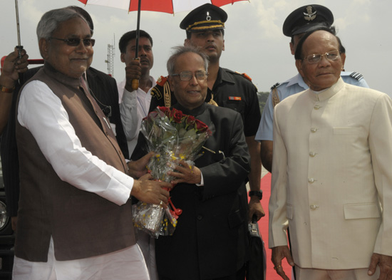 The President of India, Shri Pranab Mukherjee being received by the Governor of Bihar, Shri Devanand Konwar and the Chief Minister of Bihar, Shri Nitish Kumar on his arrival at Bihar Airport on October 3, 2012.