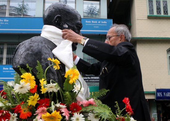 The President of India, Shri Pranab Mukherjee offering Khada (Scarf) on the Statue of Mahatma Gandhi at MG Marg in Gangtok, Sikkim on April 16, 2013.