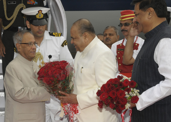 The President of India, Shri Pranab Mukherjee being received by the Governor of Maharashtra, Shri K Sankaranarayanan and the Chief Minister of Maharashtra, Shri Prithviraj Chavan on his arrival at Maharashtra Airport on October 04, 2012.