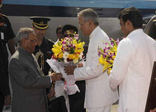 The President of India, Shri Pranab Mukherjee being received by the Governor of Uttar Pradesh, Shri B.L. Joshi and the Chief Minister of Uttar Pradesh, Shri Akhilesh Yadav on his arrival at Amausi Airport in Lucknow on October 12, 2012.