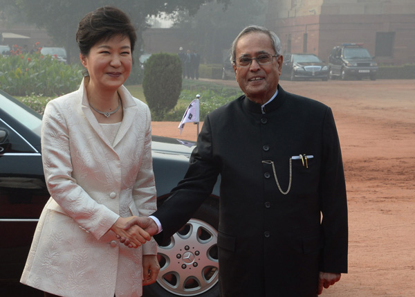 The President of India, Shri Pranab Mukherjee receiving the President of the Republic of Korea, Her Excellency Park Geun-Hye on his Ceremonial Reception at the Forecourt of Rashtrapati Bhavan in New Delhi on January 16, 2014. 