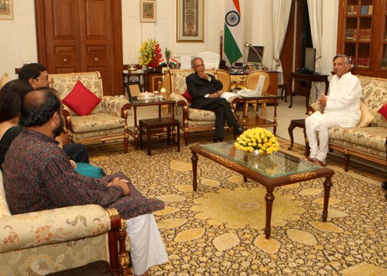 The Chairman of the Expert committee of Ministry of Panchayati Raj to examine ways of leveraging Panchayati Raj Institutions and the member of parliament (RS), Shri Mani Shankar Aiyar along with members and member secretary calling on the President of Ind
