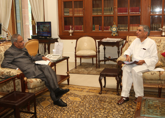 The Union Minister of Water Resource and Parlimentary Affairs, Shri Pawan Kumar Bansal calling on the President of India, Shri Pranab Mukherjee at Rashtrapati Bhavan in New Delhi on October 19, 2012.