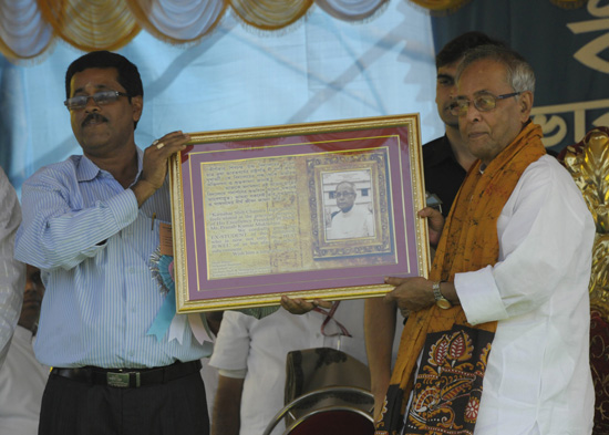 The President of India, Shri Pranab Mukherjee being felicitated by Kirnahar Shib Chandra High School, Kirnahar at Kirnahar in West Bengal on October 22, 2012.