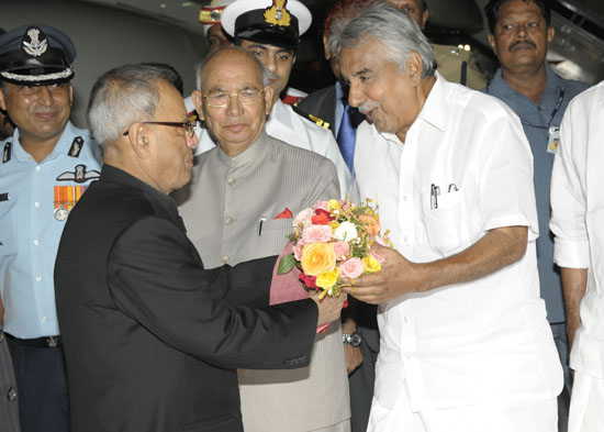 The President of India, Shri Pranab Mukherjee being received by the Governor of Kerala, Shri. H.R Bhardwaj and the Chief Minister of Kerala, Shri Oommen Chandy on his arrival Thiruvanthapuram Airport on October 29, 2012.