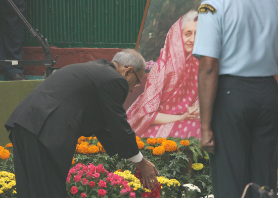 The President of India, Shri Pranab Mukherjee paying his floral tribute to the former Prime Minister of India, late Smt. Indira Gandhi on the occasion of her 28th Death Anniversary at Safdarjung Road on October 31, 2012.