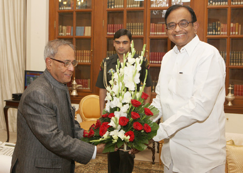 The Union Minister of Finance, Shri Chidambaram calling on the President of India, Shri Pranab Mukherjee at Rashtrapati Bhavan in New Delhi on November 1, 2012.