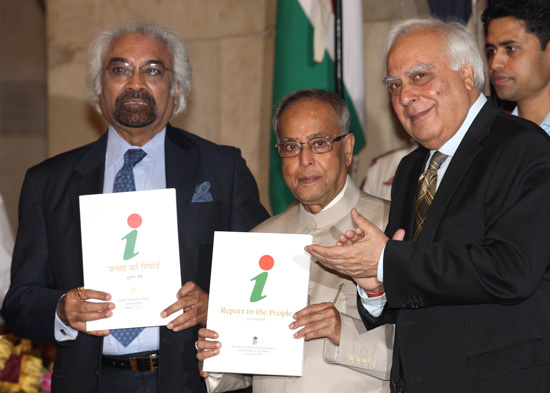 The Chairman of the National Innovation Council, Shri Sam Pitroda Presenting the National Innovation Council's 2nd Report of the people 2012 to the President of India, Shri Pranab Mukherjee at Rashtrapati Bhavan on November 2, 2012. Also seen is the Union
