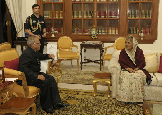 The Agriculture Minister of Bangladesh, H.E. Begum Matia Chowdhury calling on the President of India, Shri Pranab Mukherjee at Rashtrpati Bhavan in New Delhi on November 7, 2012.