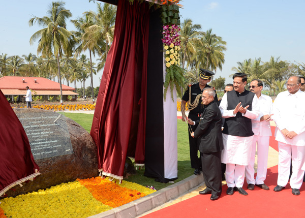 The President of India, Shri Pranab Mukherjee, inaugurating the New Building & Exhibition at Krishi Vigyan Kendra at Malegaon in Maharashtra on January 19, 2014. 