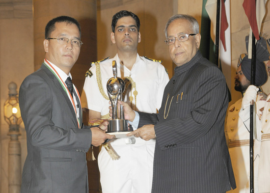 The President of India, Shri Pranab Mukherjee while presenting the Indira Gandhi National Service Scheme Awards at Rashtrapati Bhavan in New Delhi on November 19, 2012.