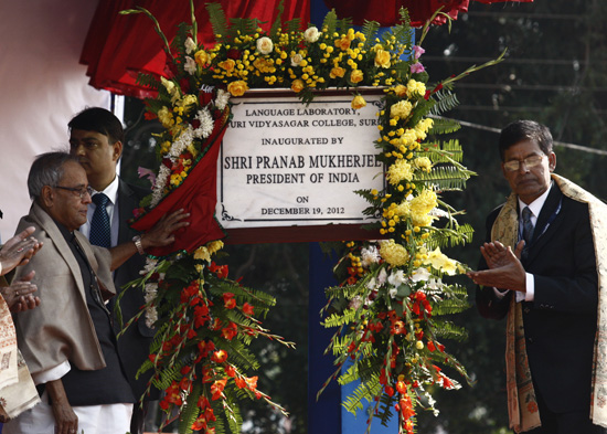 The President of India, Shri Pranab Mukherjee receiving the first copy of Bilingual Edition of 'GEETANJALI' (Song Offerings) from the Governor of West Bengal, Shri M.K. Narayanan at a programme in Vishva - Bharati at Shantiniketan, West Bengal on Decembe