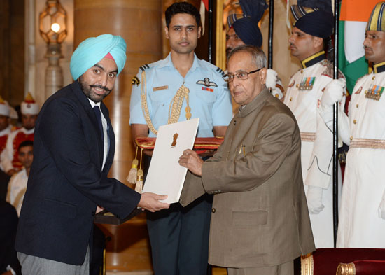 The President of India, Shri Pranab Mukherjee presenting the Rajiv Gandhi Khel Ratna Award for the year 2013 to shooter, Shri Ronjan Sodhi at Rashtrapati Bhavan in New Delhi on August 31, 2013.