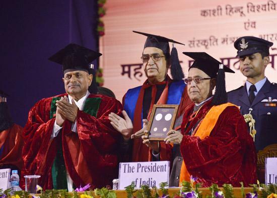 The President of India, Shri Pranab Mukherjee unveiling the foundation stone of Centre for Inter-Culture Studies and Centre for Human Values and Studies at the Special Convocation of Banaras Hindu University to Mark the Concluding Ceremony of Birth Centen