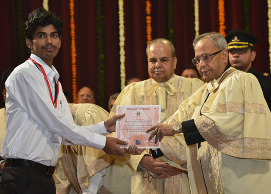 The President of India, Shri Pranab Mukherjee while presenting a degree to the student at the Convocation of University of Mumbai at Mumbai, Maharashtra on December 30, 2012. Also seen is the Governor of Maharashtra, Shri K. Sankaranarayanan.