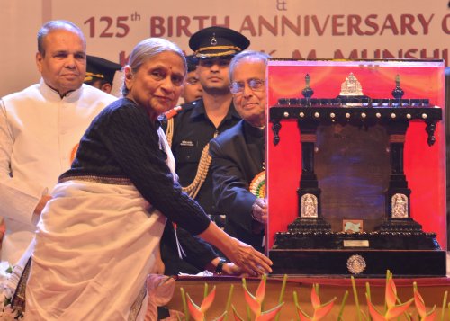 The President of India, Shri Pranab Mukherjee confering the Bharatiya Vidya Bhavan Honorary Membership on those who have rendered outstanding services to the people of our country as well as the world to Shrimati Kishori Amonkar at the Platinum Jubilee c