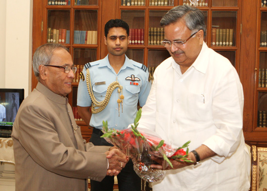 The Chief Minister of Chhattisgarh, Dr. Raman Singh calling on the President of India, Shri Pranab Mukherjee on August 8, 2012.