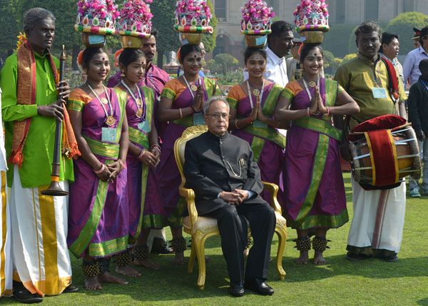 The President of India, Shri Pranab Mukherjee with folk artistes who took part in the 65th Republic Day Parade at Rashtrapati Bhavan's Mughal Gardens in New Delhi on January 27, 2014 when they called-on him. 