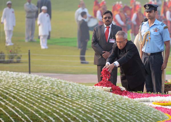 The President of India, Shri Pranab Mukherjee paying his floral tributes at the Samadhi of the former Prime Minister of India, Late Pandit Jawaharlal Nehru at Shanti Van in New Delhi on November 14, 2013 to commemorate his 124th Birth Anniversary.