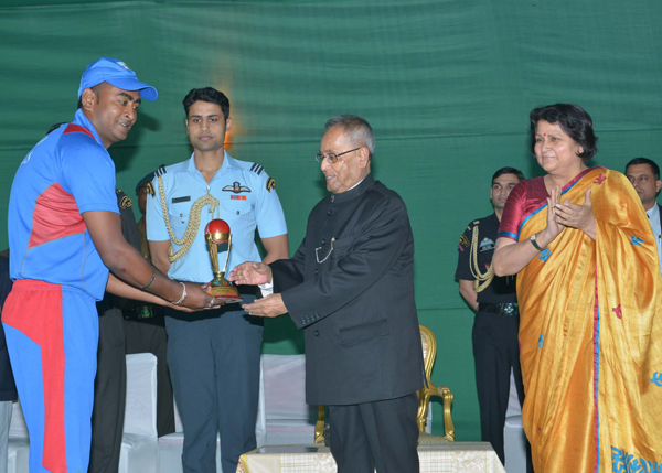 The President of India, Shri Pranab Mukherjee, presenting the Prizes to the participants of The Rashtrapati Bhavan League T-10 Cricket Tournament at President Estate, New Delhi on November 14, 2013.