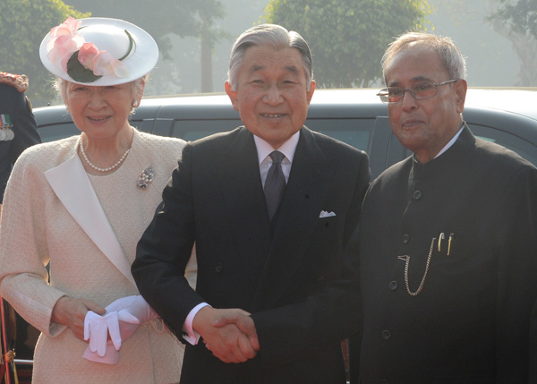 The President of India, Shri Pranab Mukherjee receiving the Emperor of Japan, His Majesty Akihito and the Empress of Japan, Her Majesty Michiko on his Ceremonial Reception at the Forecourt of Rashtrapati Bhavan in New Delhi on December 2, 2013.